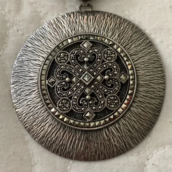 Elegant Black and Silver Pendant Necklace - Picture 2 of 5